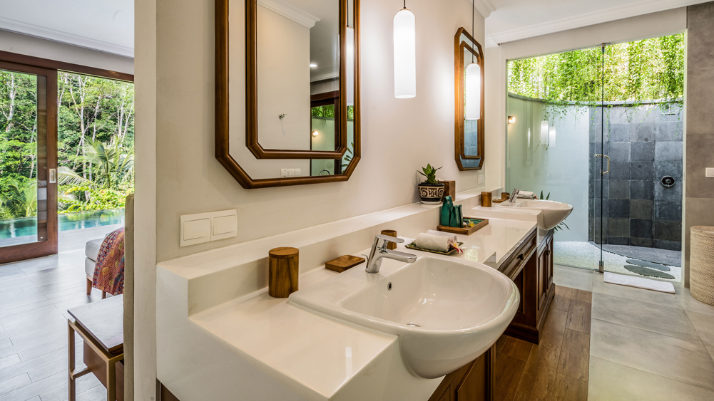 Pala Ubud - Villa Catur - Elegant double vanity en suite bathroom